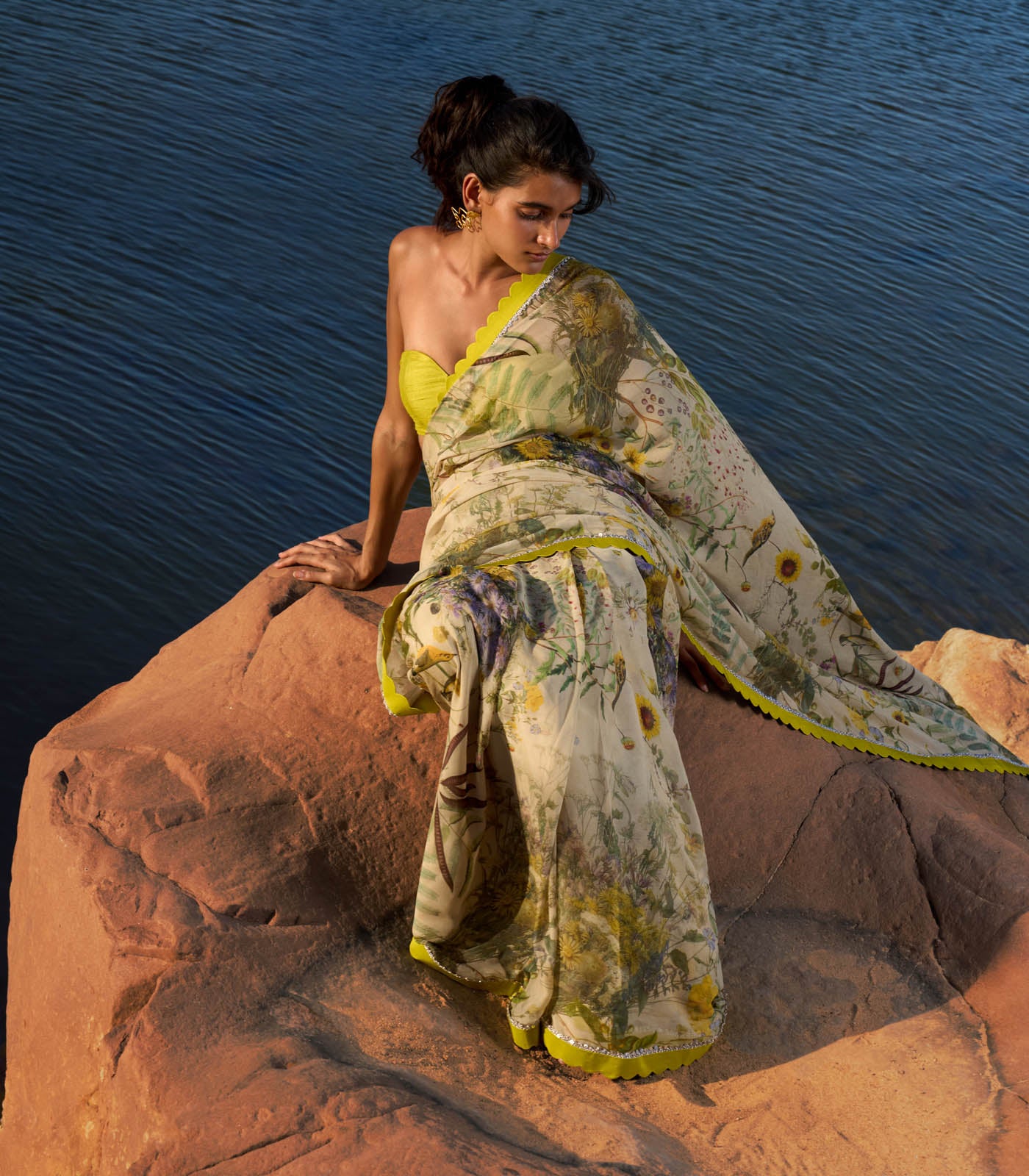 BEIGE PRINTED SCALLOP BORDER SAREE SET