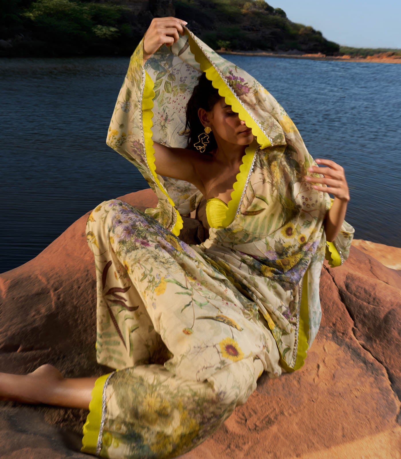 BEIGE PRINTED SCALLOP BORDER SAREE SET